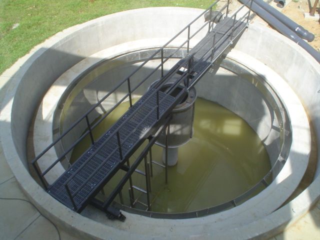 Una estructura circular con escaleras que conducen a ella.