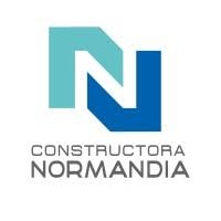 El logotipo de constructora normandia es azul y blanco.