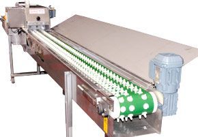 Una macchina industriale a nastro trasportatore con nastro verde borchiato e motore a un'estremità, montata su un telaio in acciaio inossidabile.