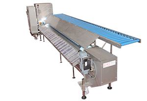 Un sistema di trasporto industriale in acciaio inossidabile con rulli blu e copertura metallica protettiva su sfondo bianco.