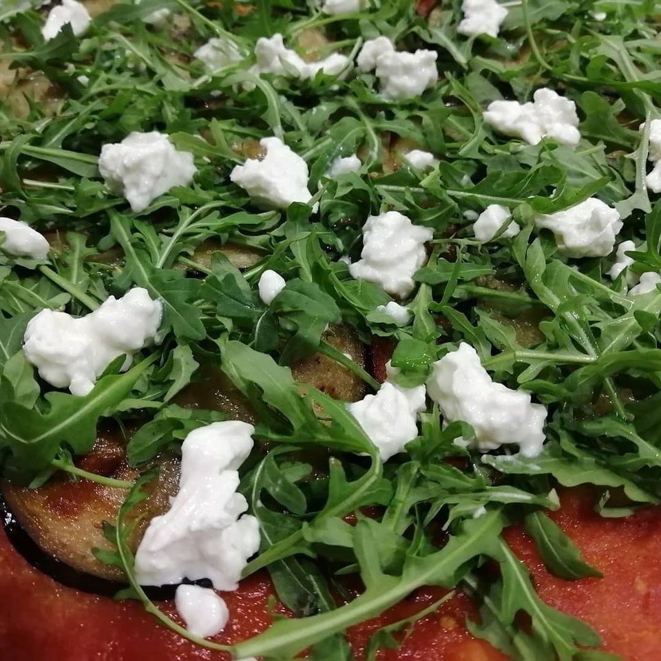 pizza con rucola e mozzarella