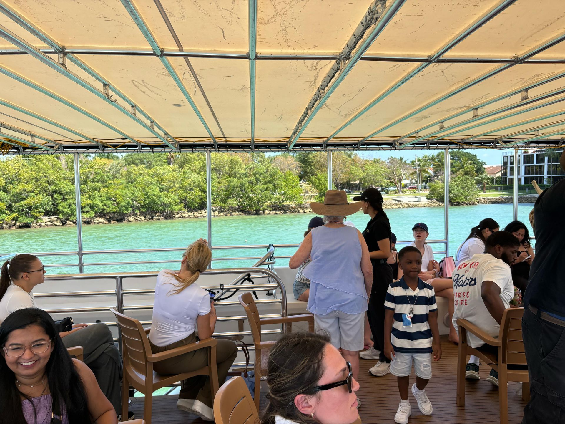 Relaxed family-friendly moment onboard the Bayside boat tour near the islands of Miami

