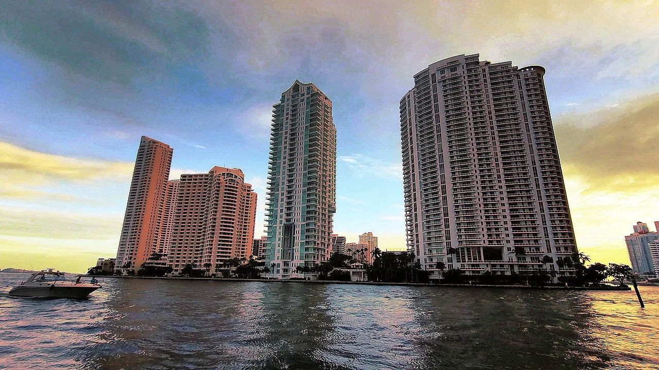 boat tours, with tour guide