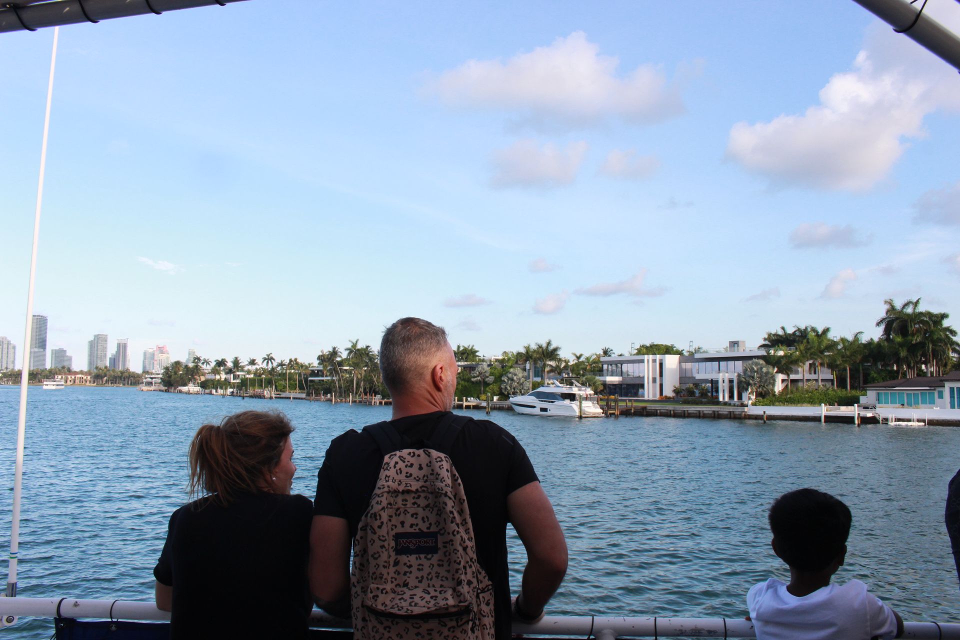 Family and kids enjoying the Mansions of the celebrity homes in star island