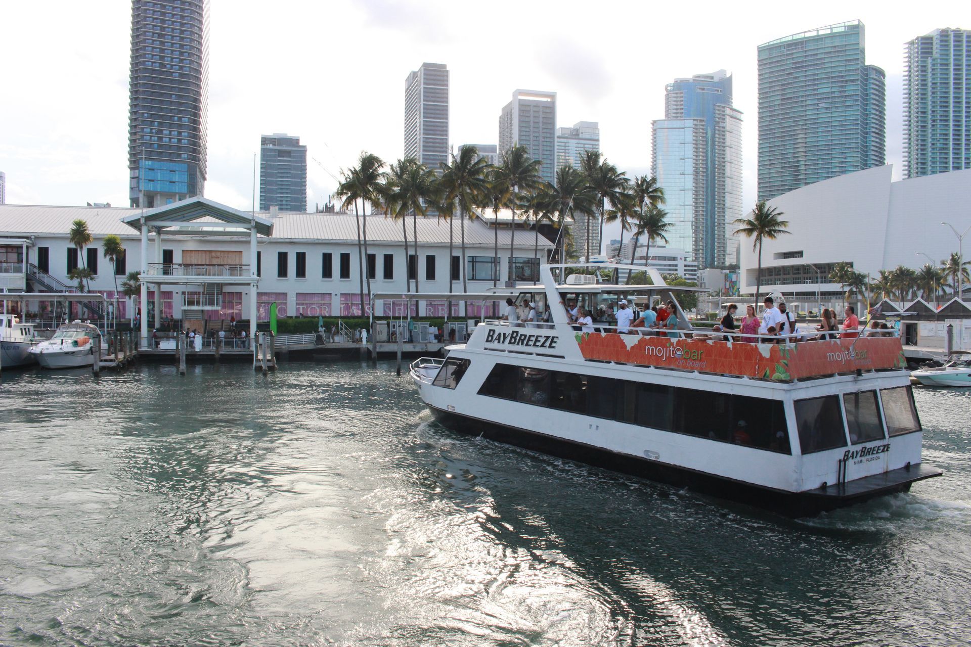Bayside Boat tour returning to dock at bayside marketplace