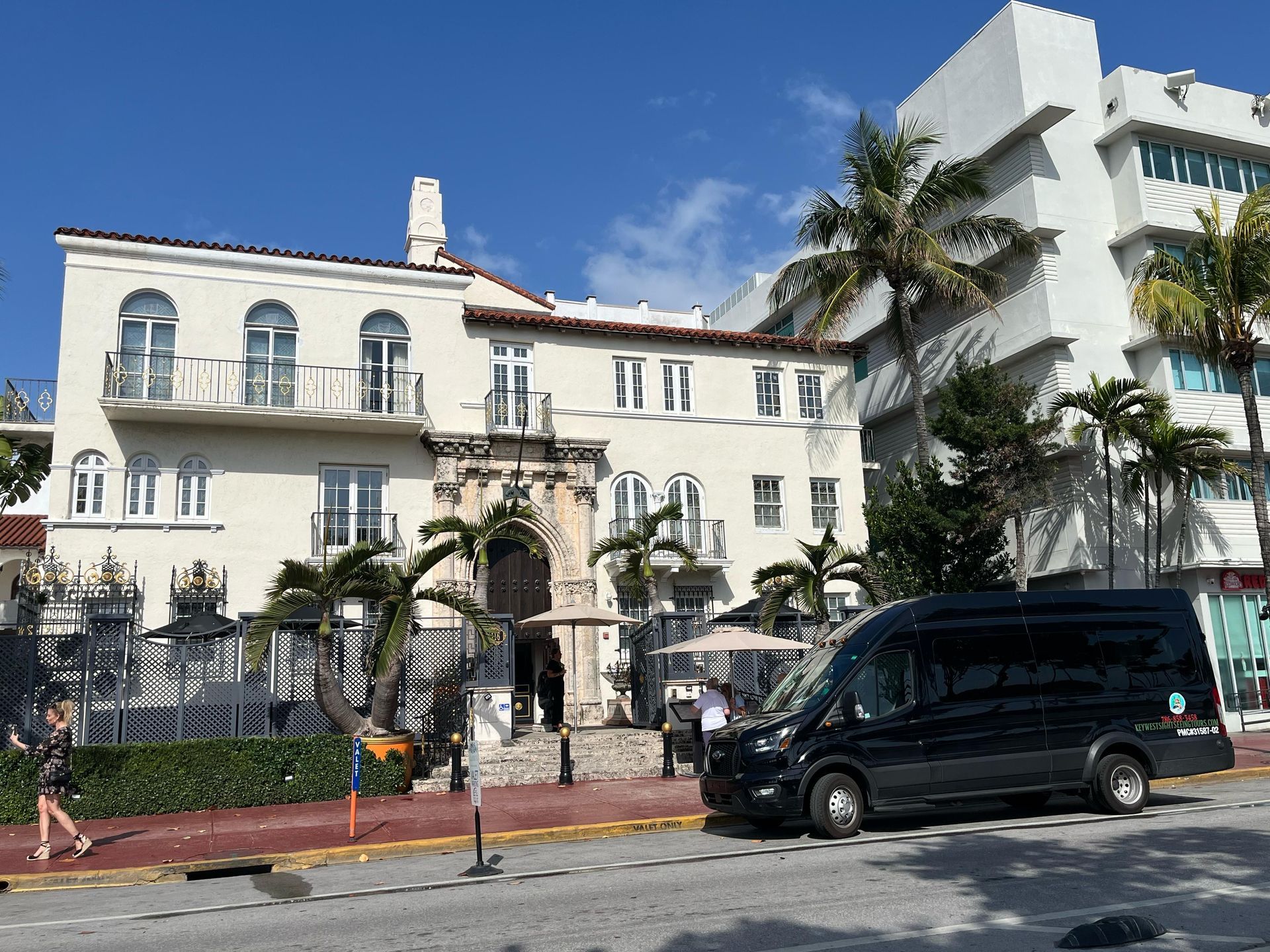 Miami Bus Tour stopping at Ocean Drive
