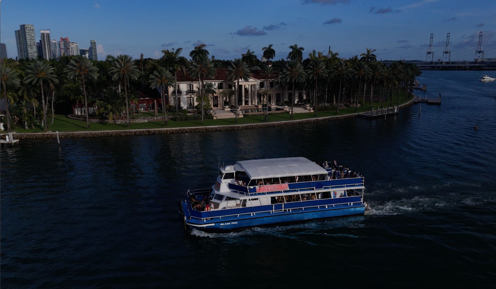 sightseeing cruise Miami passing by Star island Mansions