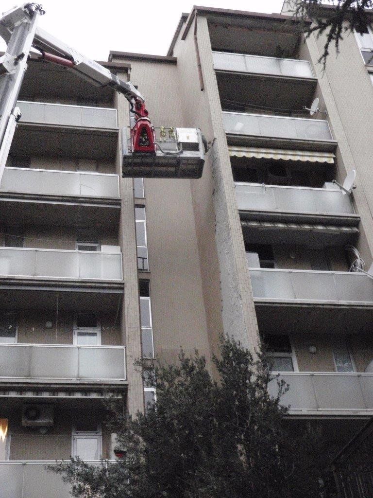 piattaforma aerea impegnata nella messa in sicurezza di un balcone