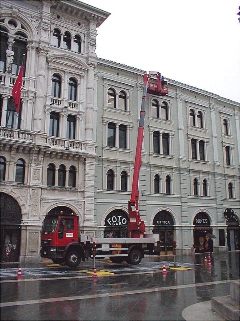 piattaforma aerea per il restauro dei cornicioni di un palazzo