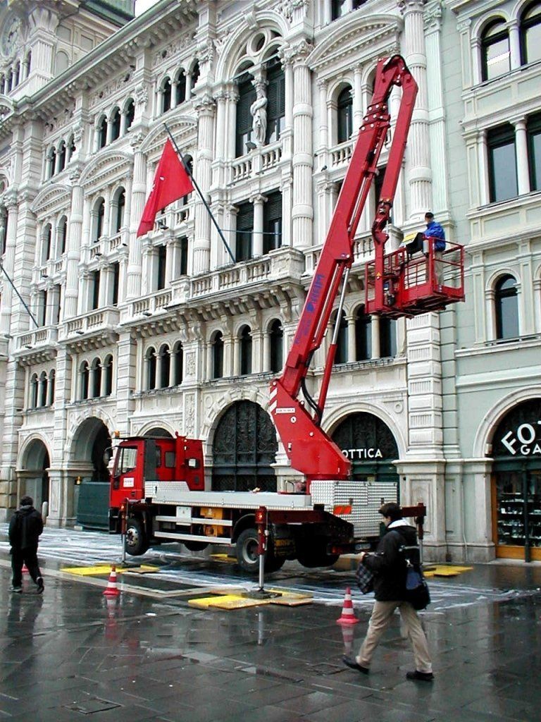 piattaforma aerea per la messa in sicurezza di un cornicione
