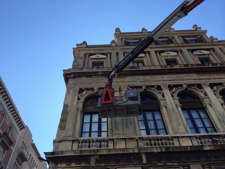 piattaforma aerea per la messa in sicurezza di un cornicione