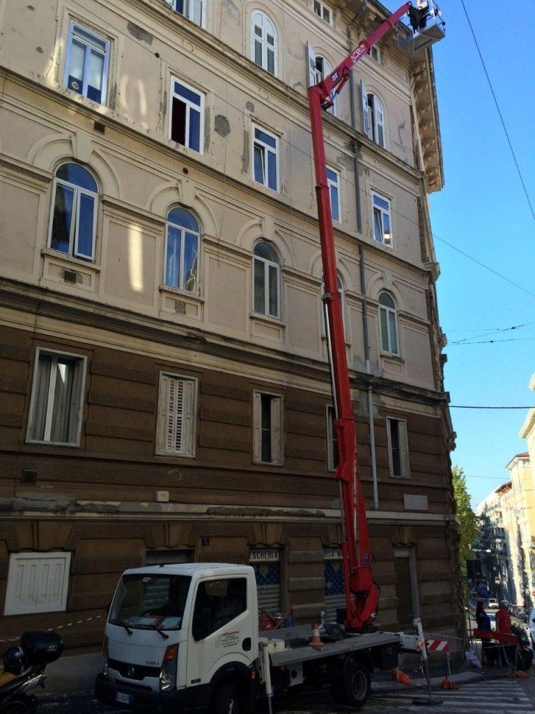 piattaforma aerea per il restauro della facciata di un palazzo