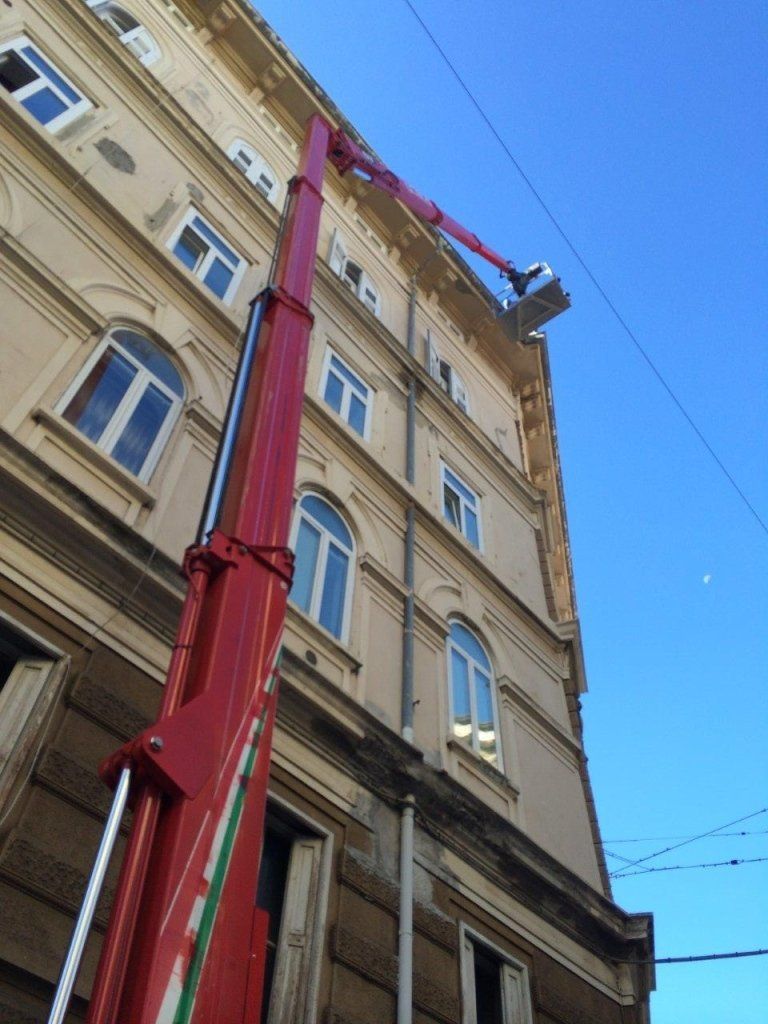 piattaforma aerea per il restauro della facciata di un palazzo