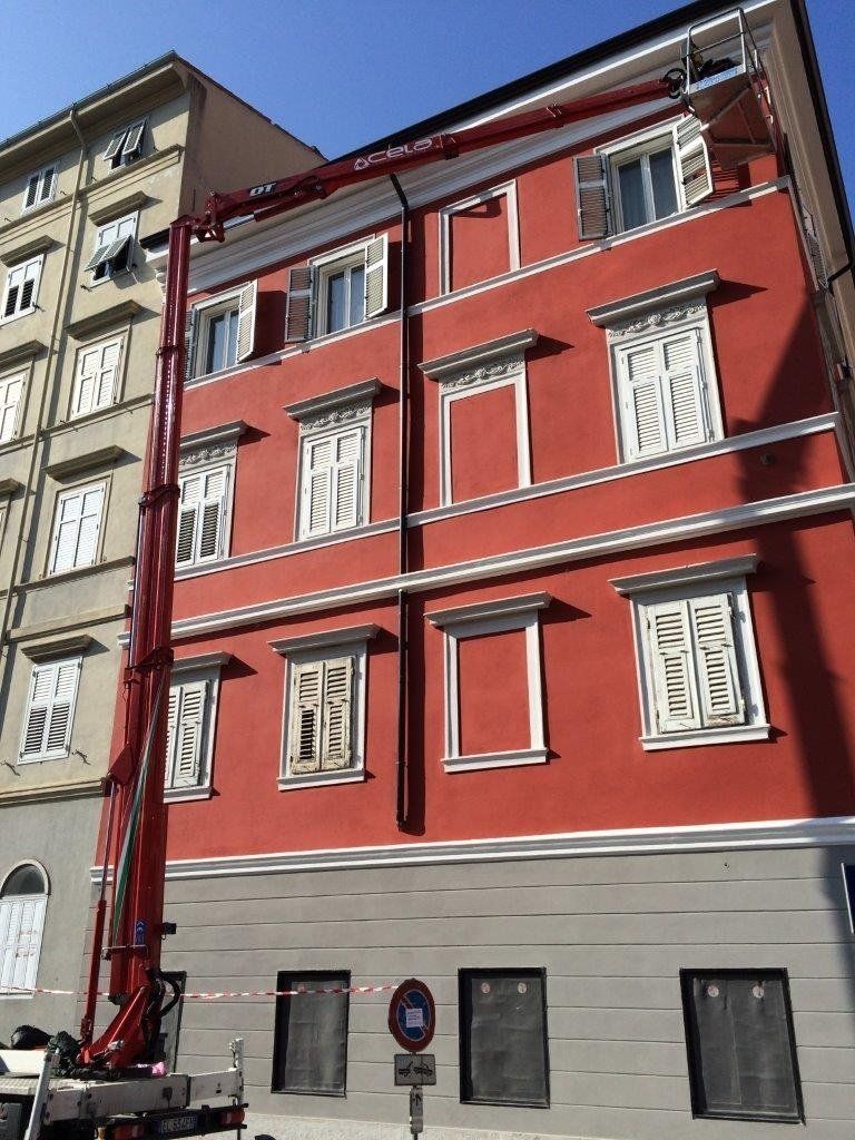 piattaforma aerea per il restauro dei cornicioni di un palazzo