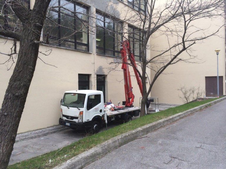 piattaforma aerea per restauro di vetri e finestre