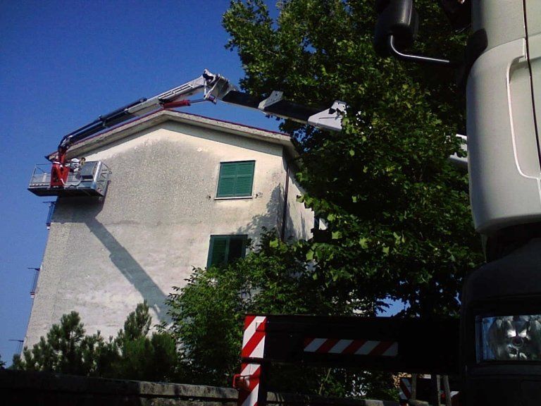 piattaforma aerea per restaurare un balcone