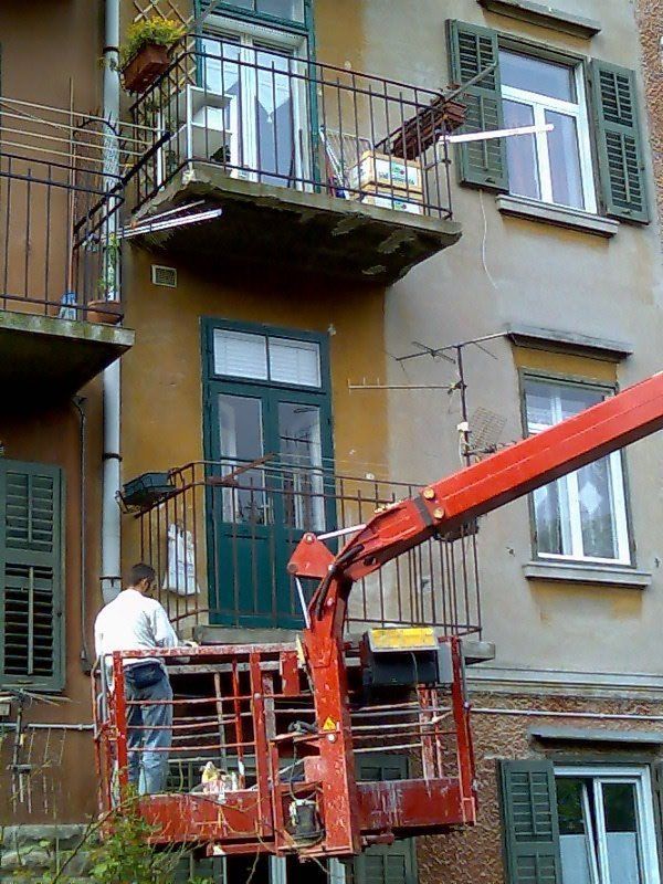piattaforma aerea per un intervento su un balcone