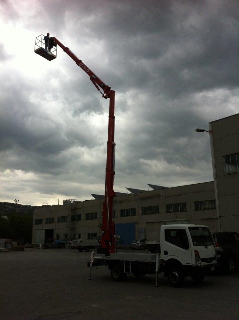 mezzo con piattaforma aerea