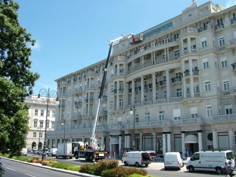piattaforma aerea impegnata nella messa in sicurezza di un cornicione