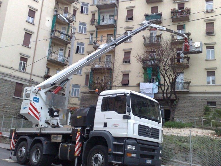 mezzo con piattaforma aerea