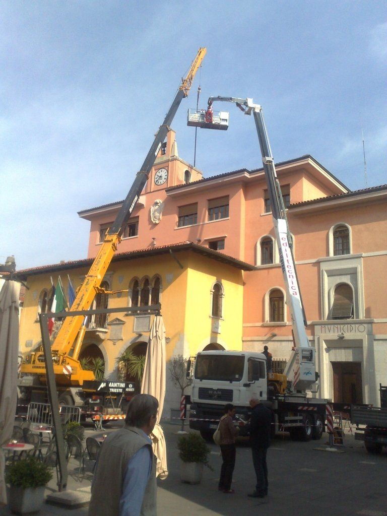 piattaforma aerea per il restauro di un terrazzino