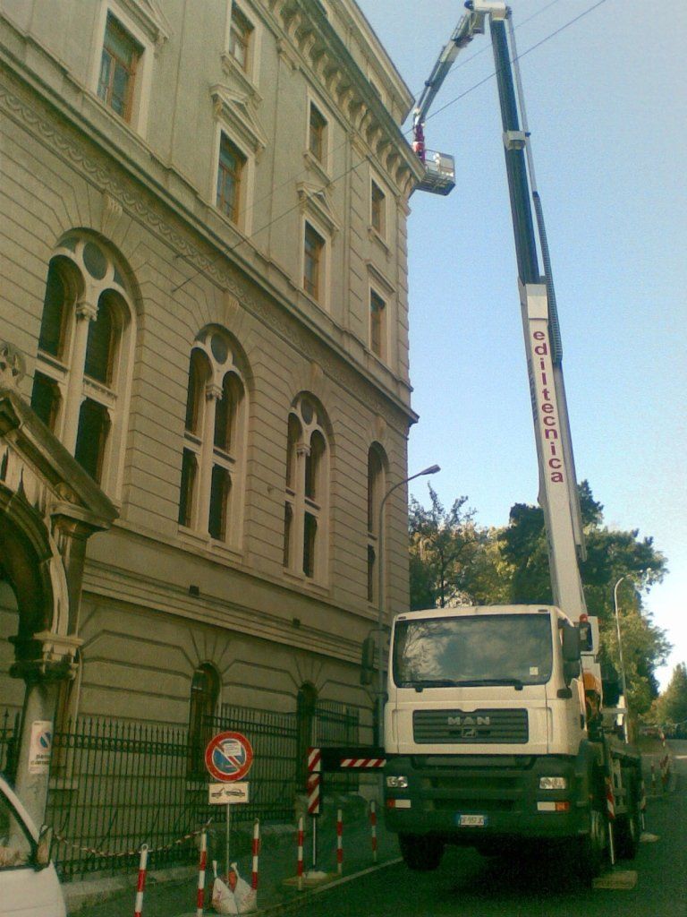 piattaforma aerea per la messa in sicurezza di un cornicione