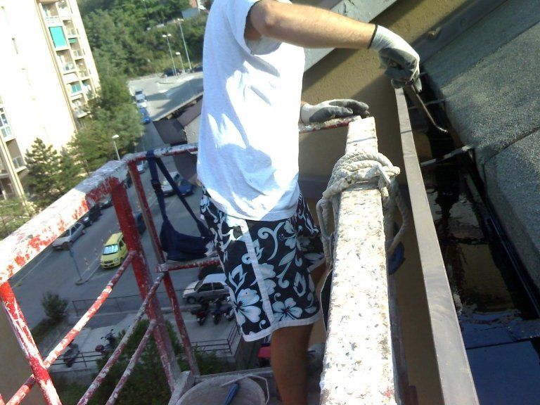 operaio su una piattaforma aerea