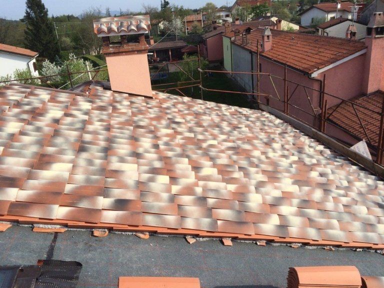 rifacimento delle tegole di un tetto