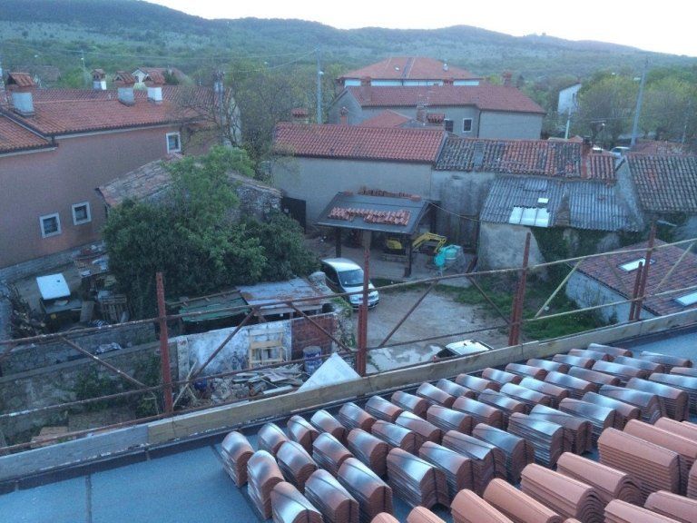 rifacimento delle tegole di un tetto
