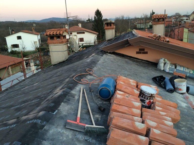 rifacimento delle tegole di un tetto