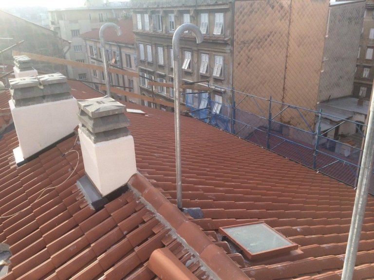 rifacimento delle tegole di un tetto