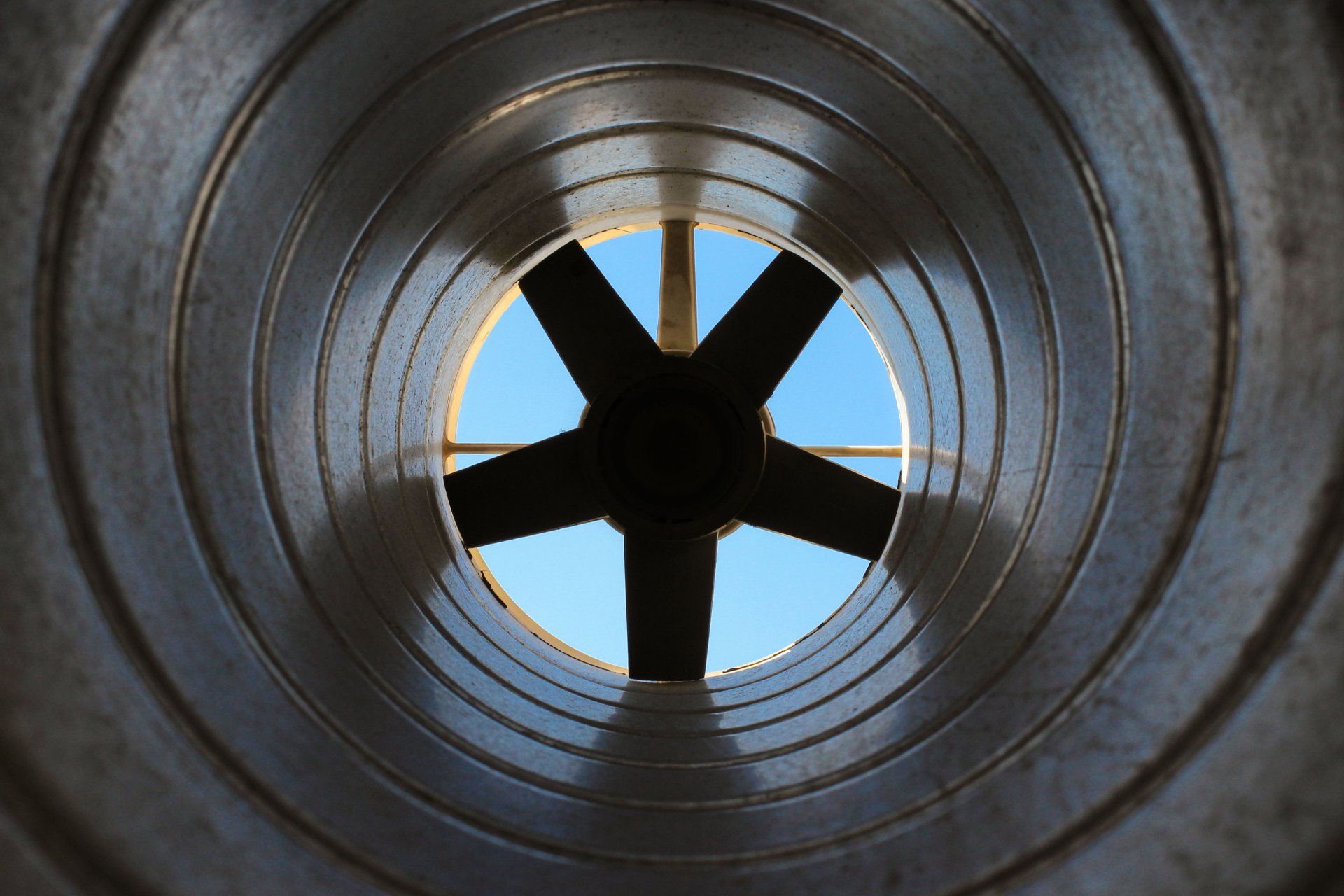 Intérieur d’un conduit de ventilation d’un système central illustrant la circulation de l’air et des