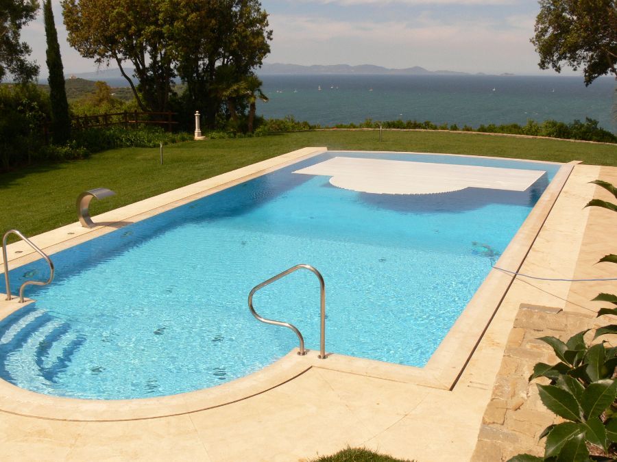 Piscina con appoggi in acciaio