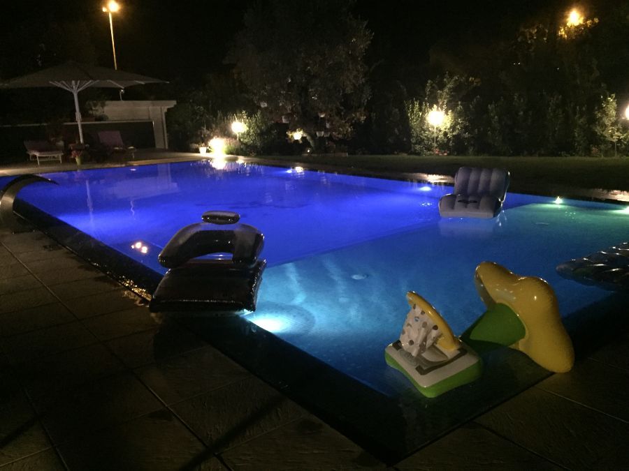 Piscina con luci notturne