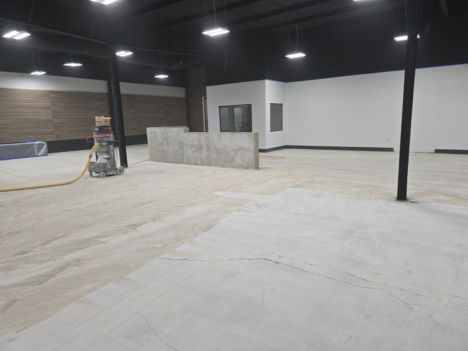 An empty room with a green light on a machine