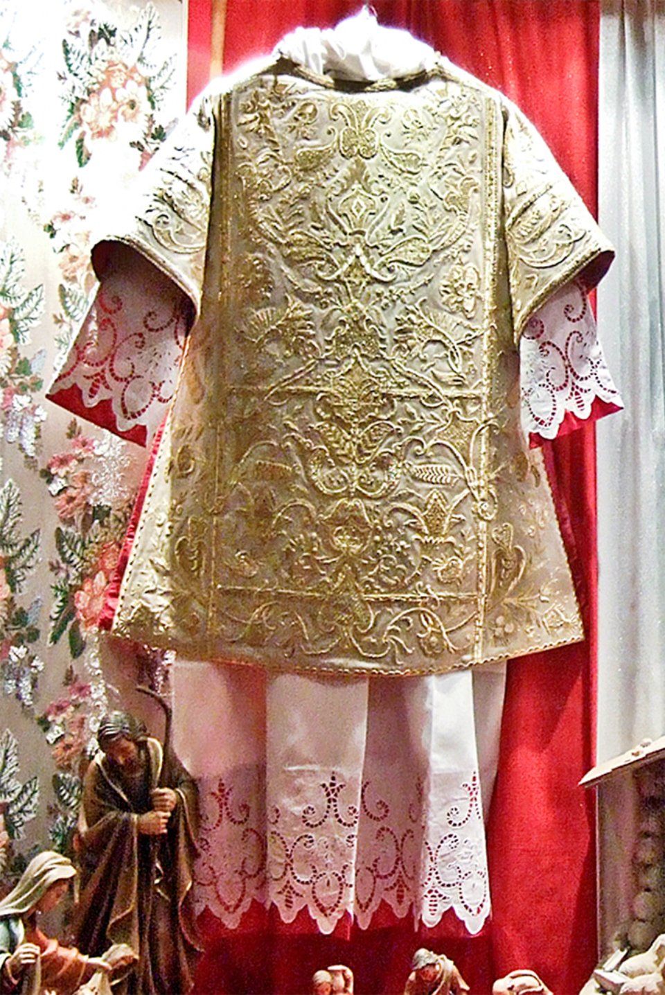 tunicella con decorazioni in rilievo