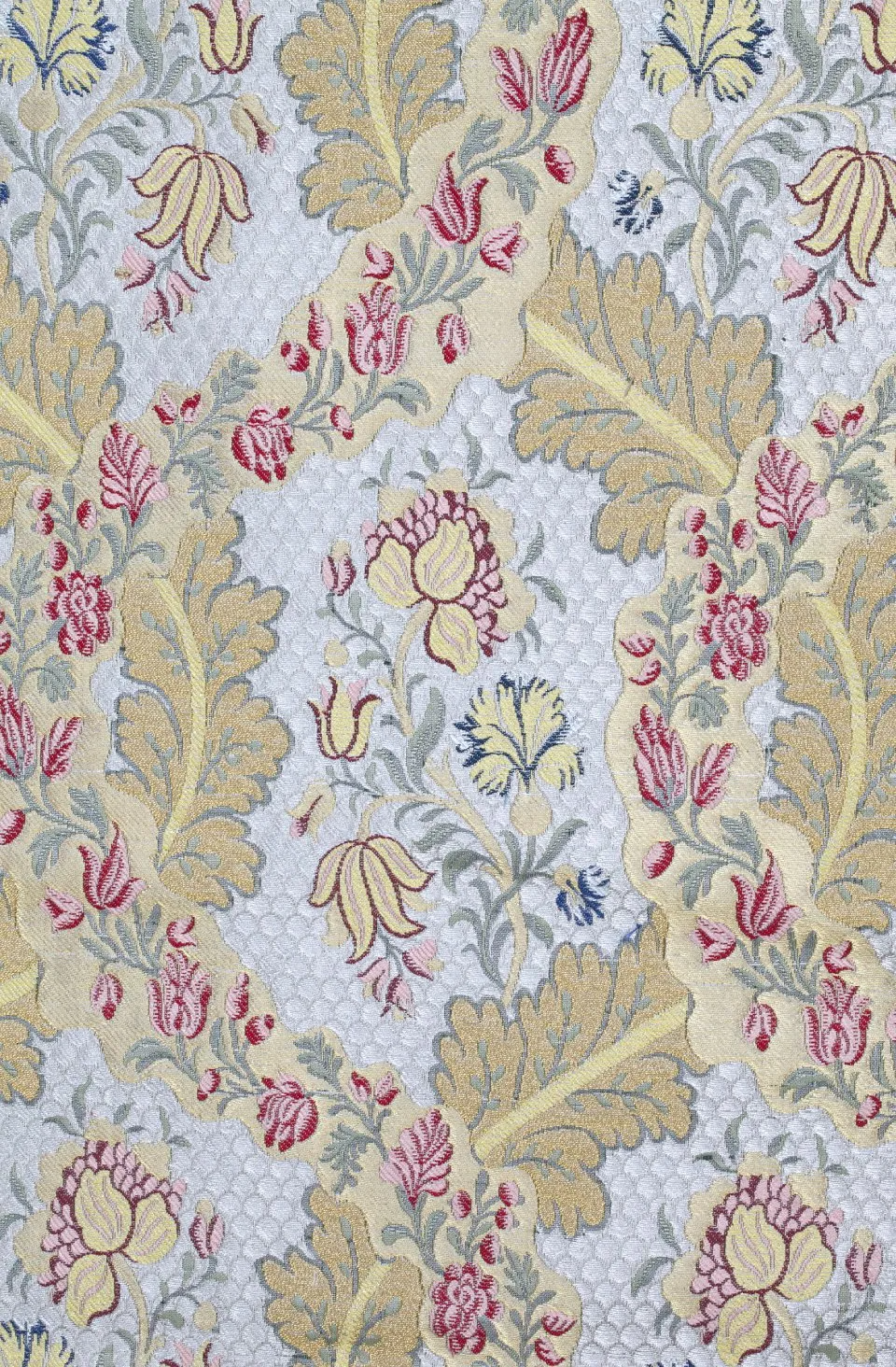 paramento dai toni chiari con dettagli in oro