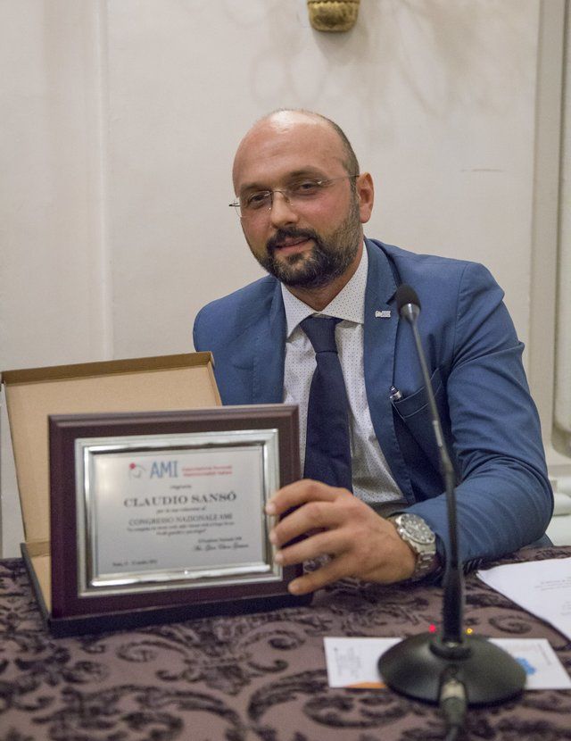 Un uomo con un riconoscimento