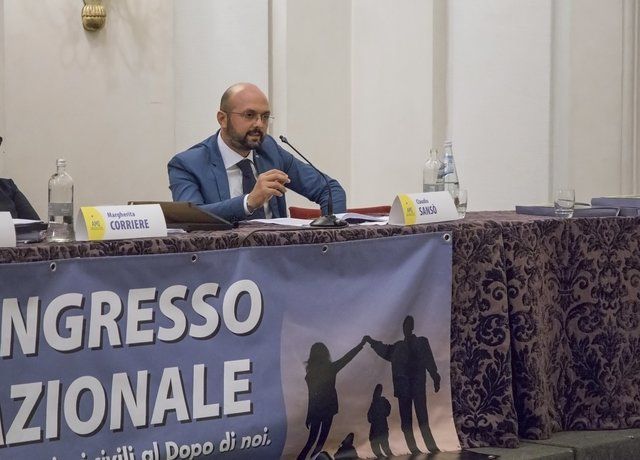 Un uomo che parla in una conferenza