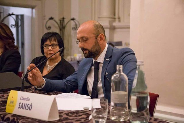 Un uomo che parla ad una conferenza