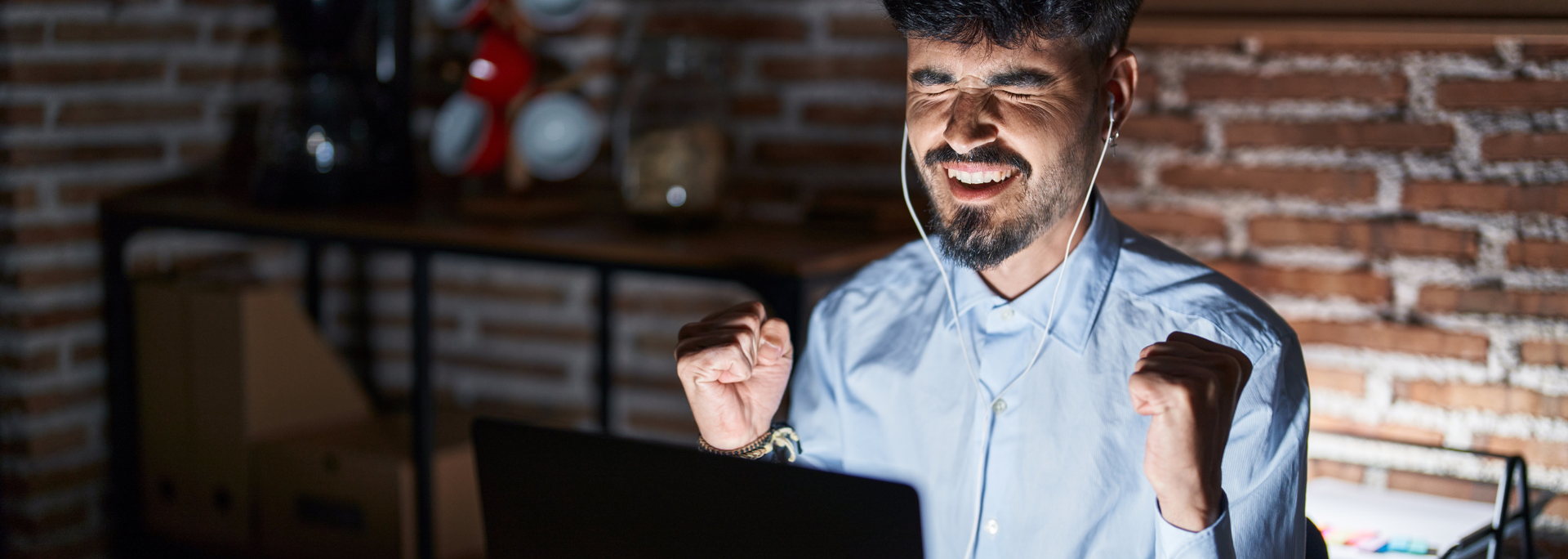 Picture of a professional-looking trainee at a computer, looking like they've had a 'eureka moment Picture of a professional-looking trainee at a computer, looking like they've had a 'eureka moment