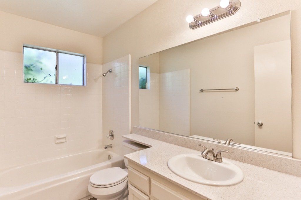 Casa Loma 1 bed bath