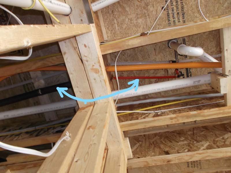 A blue arrow points to a corner of a wooden structure