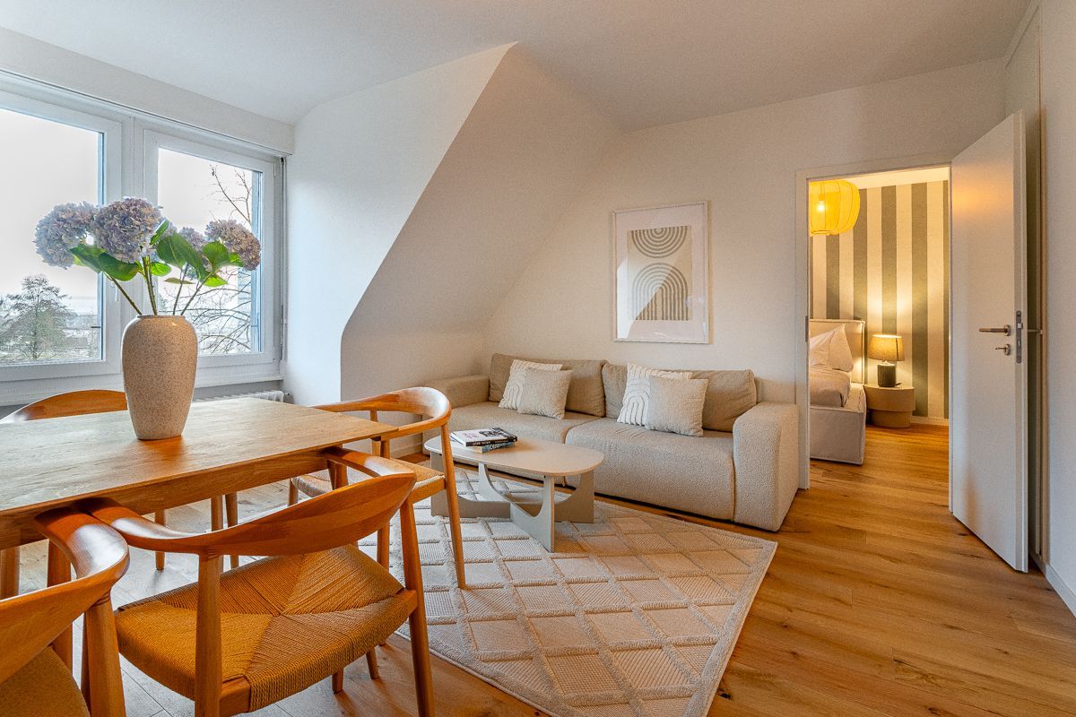 Gemütliches Wohnzimmer mit Sofa — Boutique Apartment Zürich
