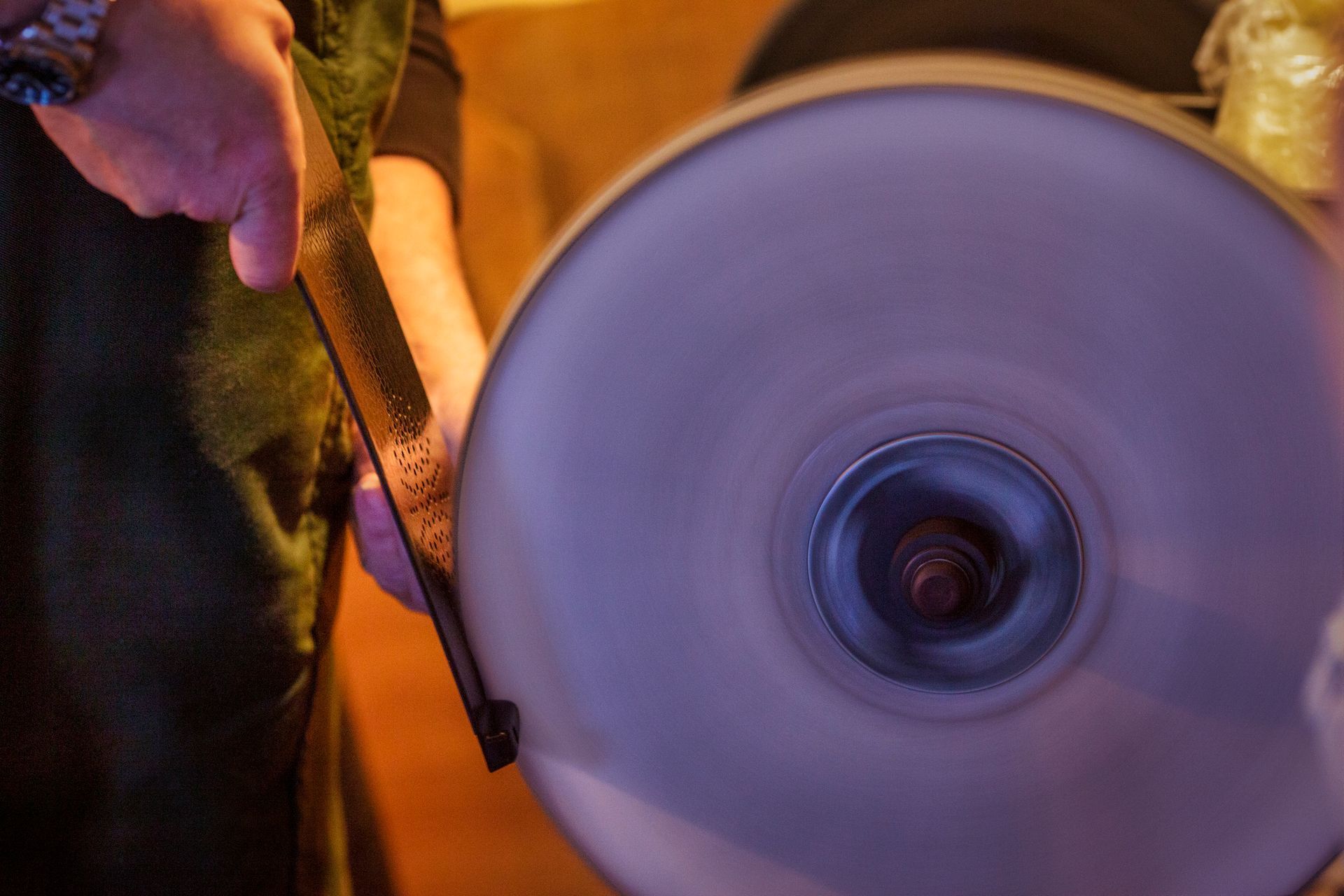 A row of metal objects are sitting in a tank of water.