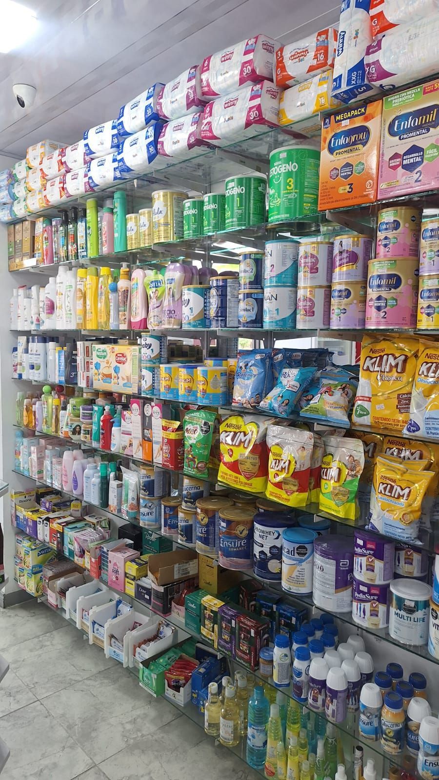 Una farmacia llena de papel higiénico y otros artículos.