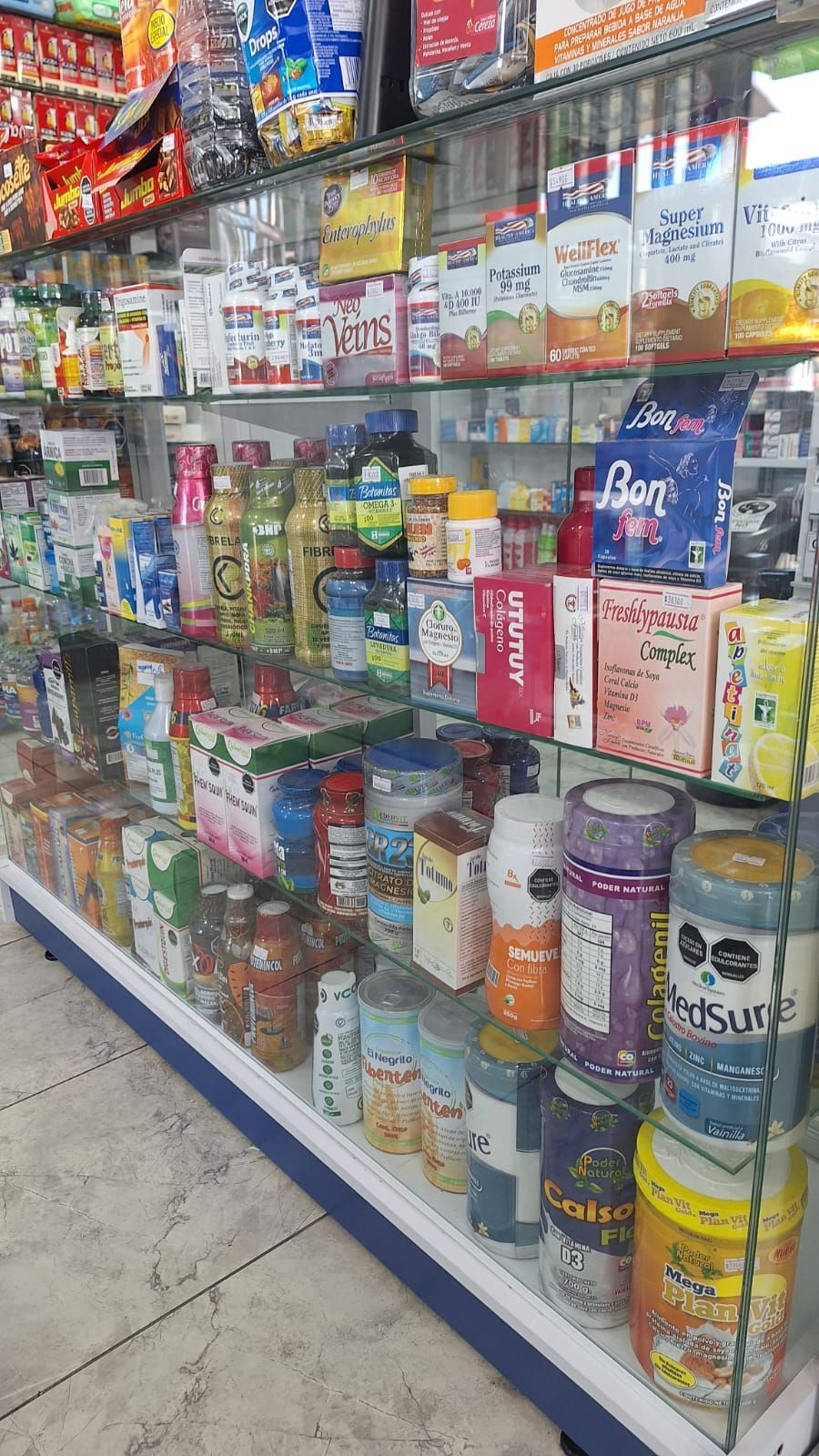 Un estante en una tienda lleno de muchas botellas y latas.