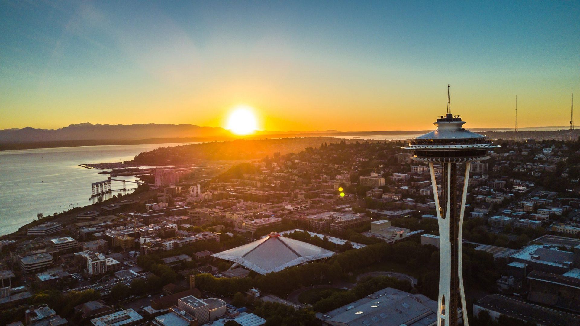 Skyline image of Seattle at sunset, with space needle as focal point