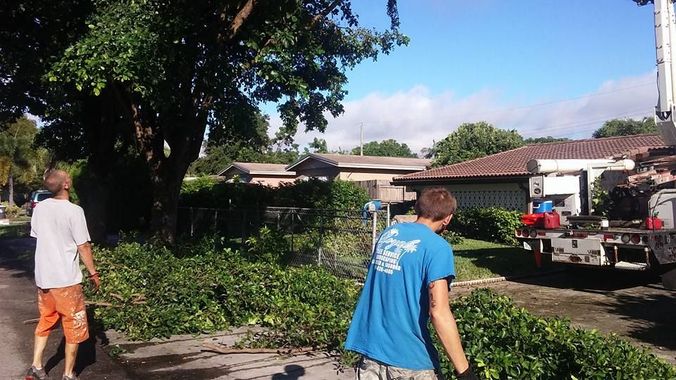A man wearing a blue shirt that says ' florida ' on it