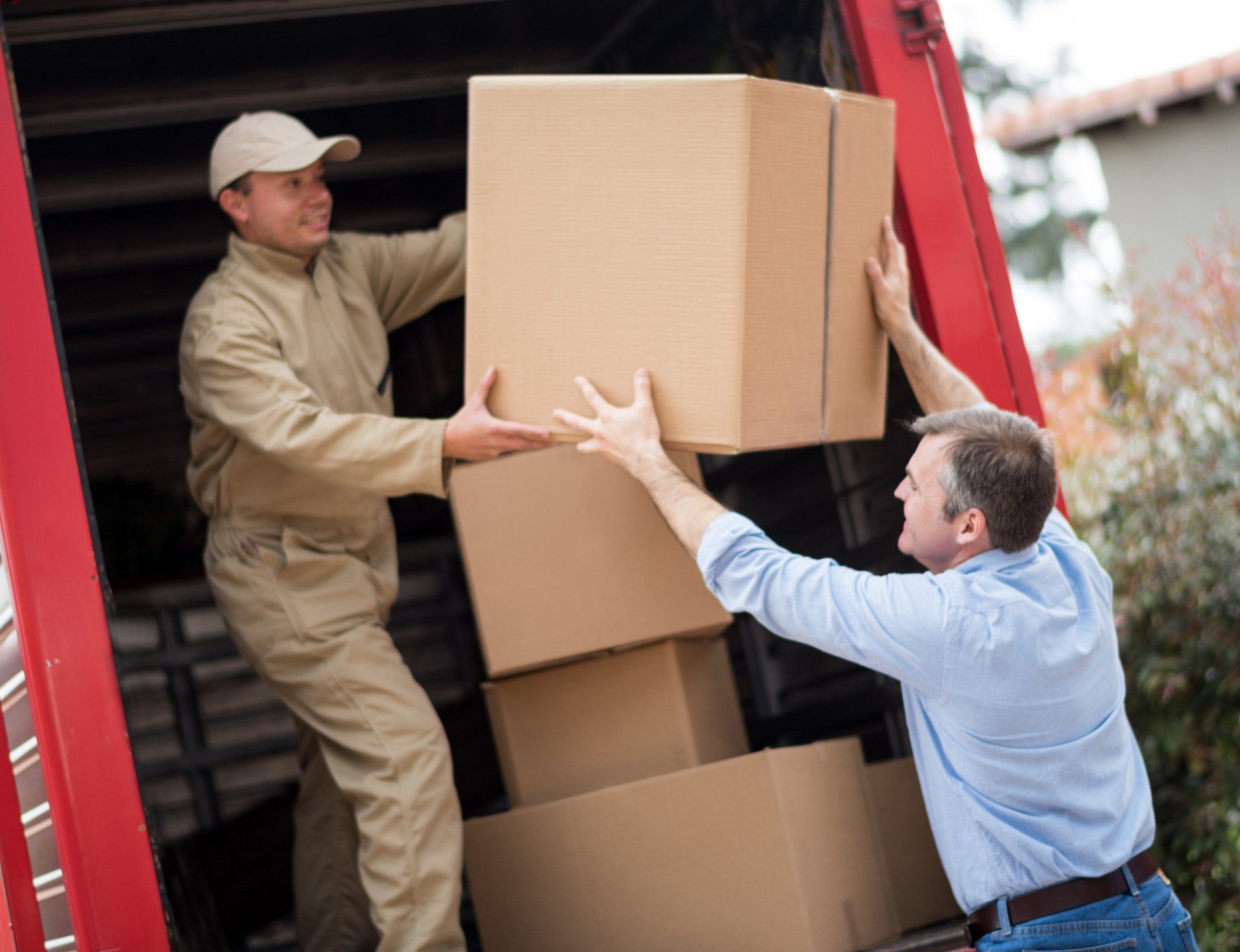 Loading Truck with Movers – Baton Rouge, LA – Student Movers Inc